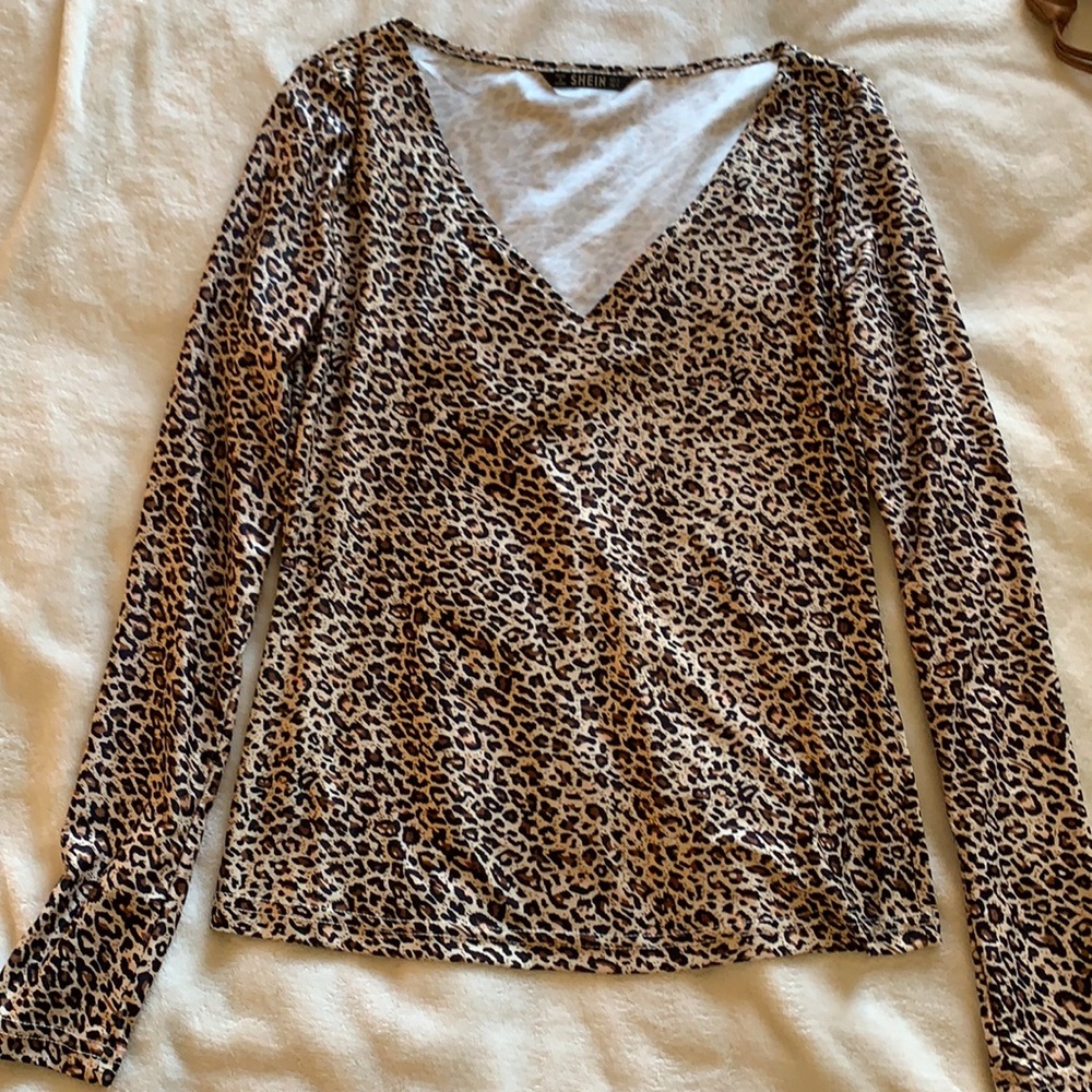 Fitted leopard print long sleeve top. Silky feel